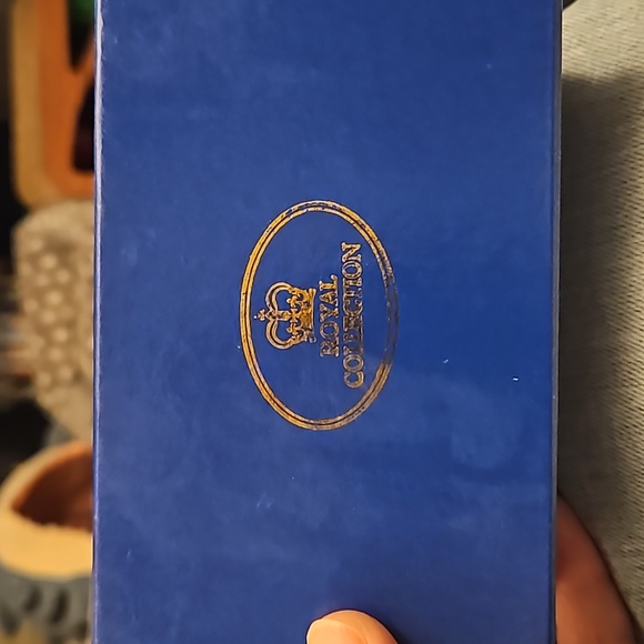 Queen Elizabeth II Diamond Jubilee salt & pepper shakers - Picture 7 of 8